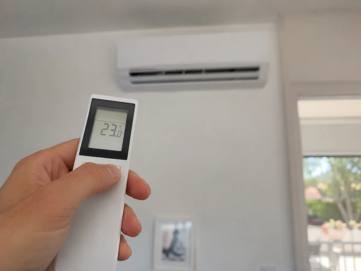Instalación y desagüe de aire acondicionado en vivienda